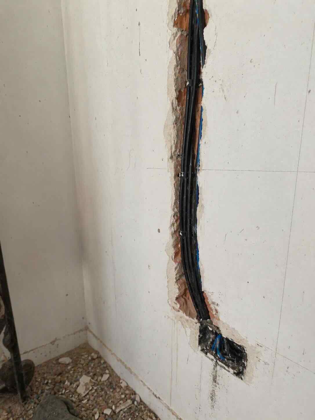 Canalización y tendido de cableado eléctrico en pared